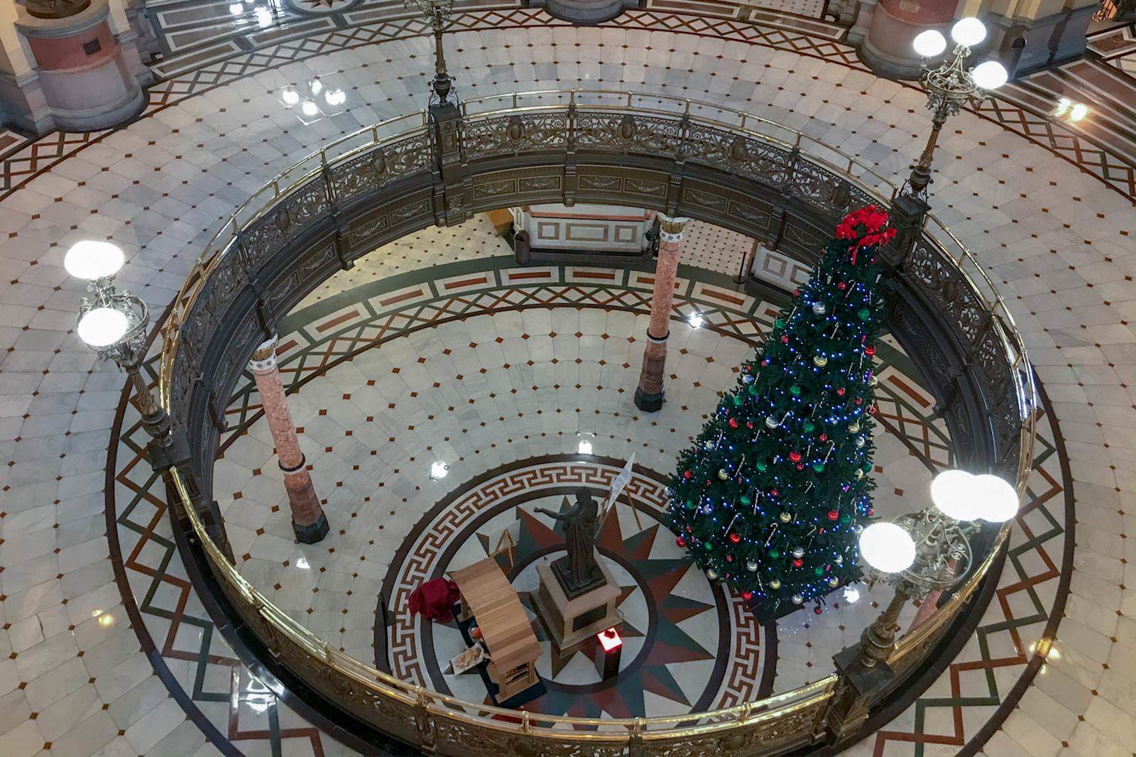 HOLIDAY DISPLAY 3-.jpg